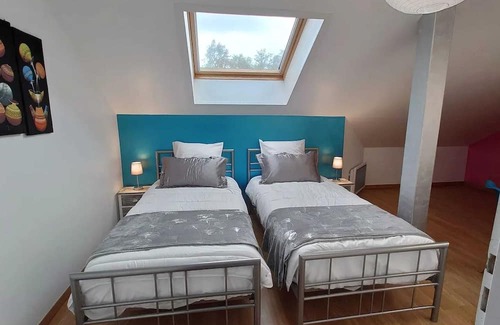 Amage House | Spacious Amage Retreat for 10 with Jacuzzi and Terrace