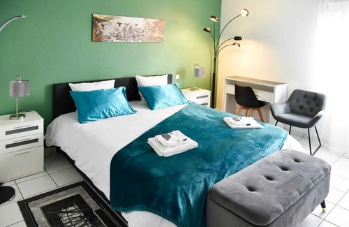 Amage House | Spacious Amage Retreat for 10 with Jacuzzi and Terrace