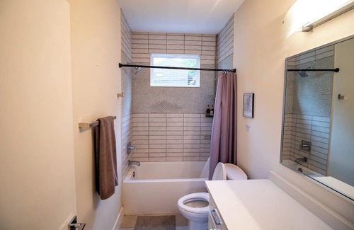 Dawson House | Prime Location at SoCo House with Rooftop Deck & Breakfast
