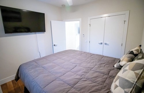 Dawson House | Prime Location at SoCo House with Rooftop Deck & Breakfast