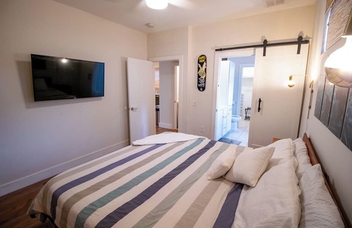 Dawson House | Prime Location at SoCo House with Rooftop Deck & Breakfast
