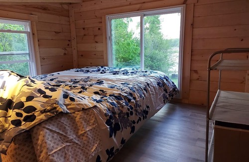 Rideau Lakes Cabin | Relaxing BUNKIE: Glamping with Ocean View & Spa Amenities