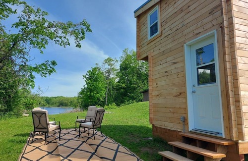 Rideau Lakes Cabin | Relaxing BUNKIE: Glamping with Ocean View & Spa Amenities