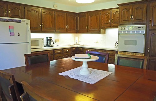 Sugarcreek House | Idyllic Country Acres Retreat with Spacious Backyard & Kitchen