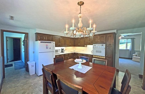 Sugarcreek House | Idyllic Country Acres Retreat with Spacious Backyard & Kitchen