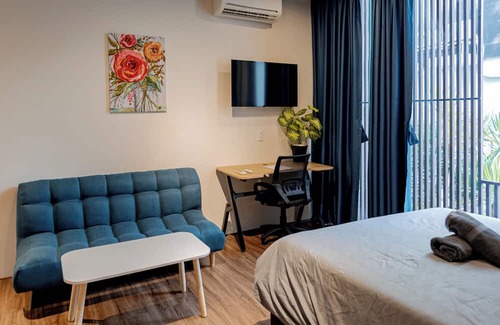 Phu Nhuan Apartment | Relaxing "Amable Home" Near Airport with Free Laundry & Wifi