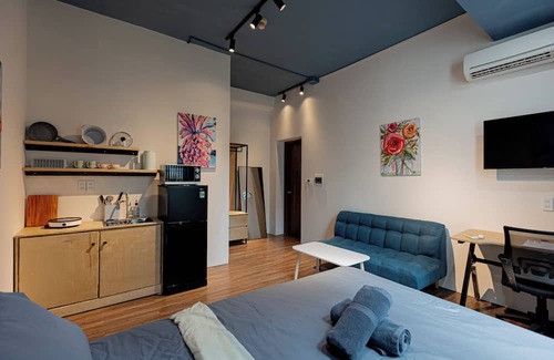Phu Nhuan Apartment | Relaxing "Amable Home" Near Airport with Free Laundry & Wifi