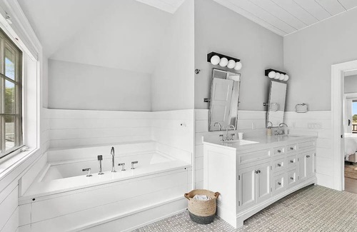 Wainscott House | Modern Farmhouse in Wainscott - Steps to the Beach