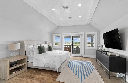 Wainscott House | Modern Farmhouse in Wainscott - Steps to the Beach