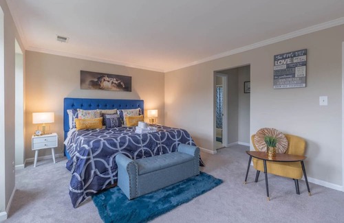 Brambleton House | Modern Home with Cinema, Gym, and Spa Amenities
