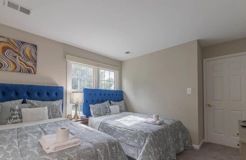 Brambleton House | Modern Home with Cinema, Gym, and Spa Amenities