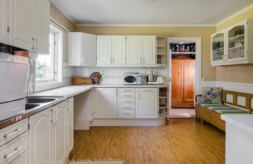 Tun Cottage | Historic 1800s Farmhouse with Ocean View & Spa Amenities