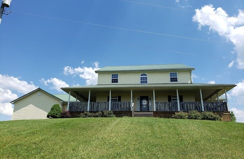 Palestine House | Serenity Ridge: Family Getaway with Breathtaking Views