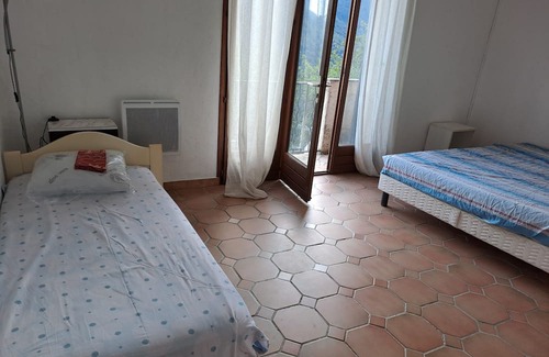 Castellar House | Location Vacance Entre Montagne et mer