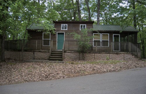Albany Cabin | Cozy 1 Bedroom Cabin located near Lake Cumberland.