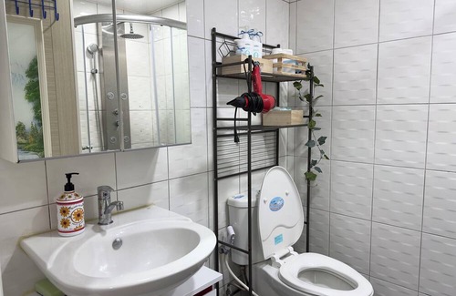 Wanhua Bed & Breakfast | Convenient Stay with Full Kitchen & Free Parking for 6