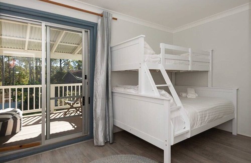 Long Beach House | Sea Breeze Retreat: Pet-Friendly Ocean View Awaits!
