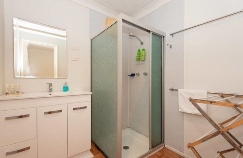Long Beach House | Sea Breeze Retreat: Pet-Friendly Ocean View Awaits!
