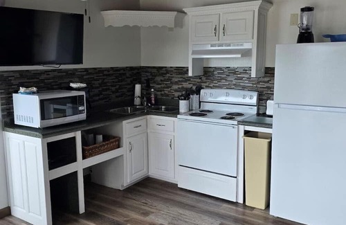 Albany Apartment | Handicap Accessible 1 Bedroom Suite with a Balcony overlooking Lake Cumberland.