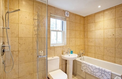 Winchester House | Modern 3BR House in Central Winchester - Ideal for Groups