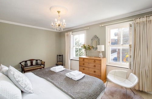 Winchester House | Modern 3BR House in Central Winchester - Ideal for Groups