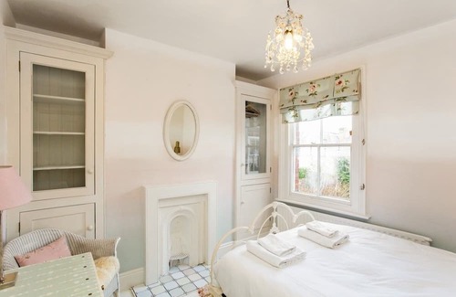 Winchester House | Modern 3BR House in Central Winchester - Ideal for Groups