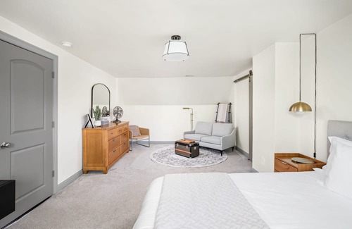 Windsor Park House | Windsor Manor: Ideal Retreat with Spa and Family-Friendly Amenities
