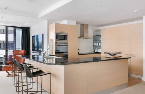 Mount Maunganui Apartment | Elegant 3 Bedroom Apartment with Heated Pool & Ocean Views