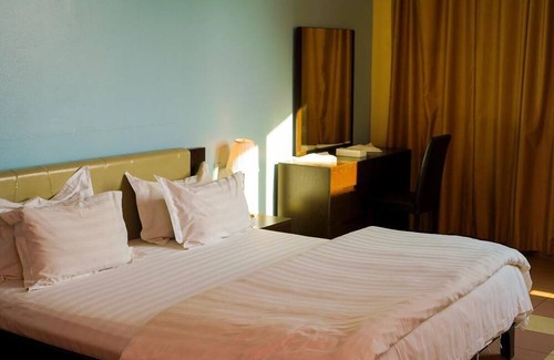 Dhahran Hotel | Golden Beach Private: Family-Friendly Stay with Pool & Dining