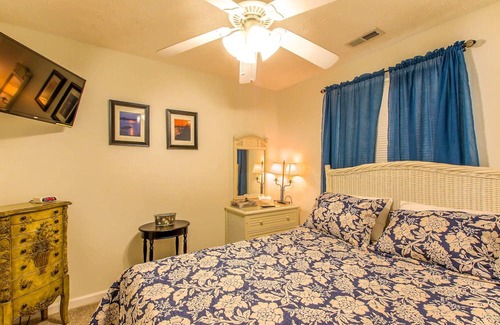 Leesburg House | Pet-Friendly House #12 with Pool View in Sweet Home Alabama