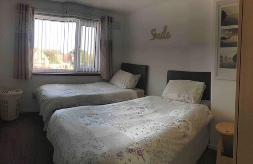 Dadlington House | Immaculate 2-Bed House in Coventry with Spa & Breakfast