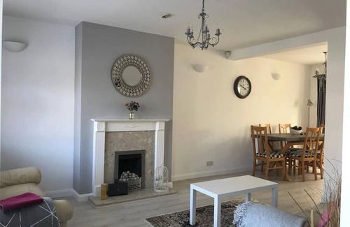 Dadlington House | Immaculate 2-Bed House in Coventry with Spa & Breakfast