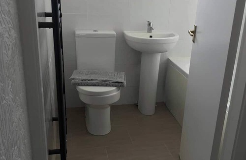 Dadlington House | Immaculate 2-Bed House in Coventry with Spa & Breakfast