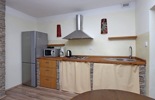Porozina Apartment | Cozy One Bedroom Apartment with Terrace in Porozina, Cres