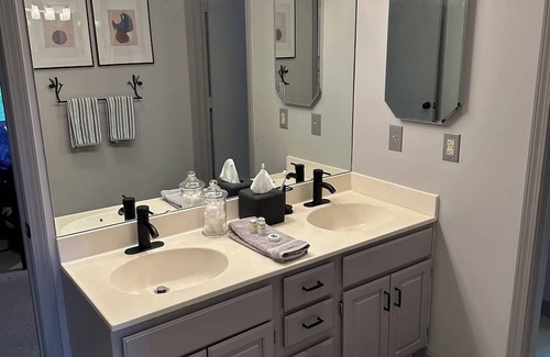 Sylva House | Mountain Top Retreat: Pet-Friendly Getaway with Spa Access