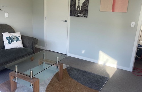 Wellington Apartment | Sunny House with Garden Views: Family & Pet Friendly Stay