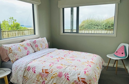 Wellington Apartment | Sunny House with Garden Views: Family & Pet Friendly Stay