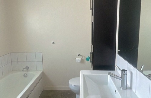 Wellington Apartment | Sunny House with Garden Views: Family & Pet Friendly Stay