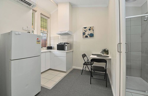 Brunswick Apartment | Cozy Studio in Brunswick with A/C, Parking & Deck