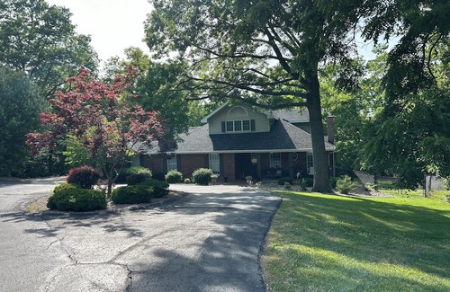Hannibal House | Pet-Friendly Executive Home Near Historic Trails with Hot Tub