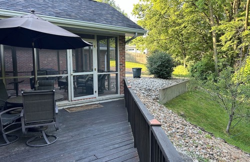 Hannibal House | Pet-Friendly Executive Home Near Historic Trails with Hot Tub