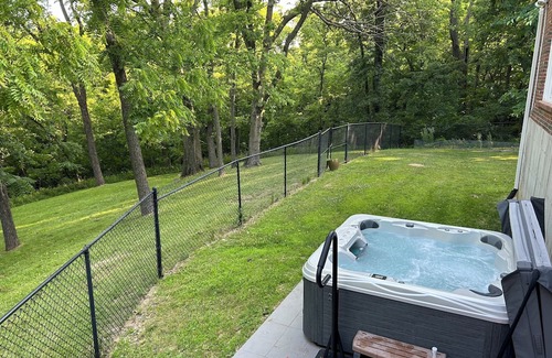 Hannibal House | Pet-Friendly Executive Home Near Historic Trails with Hot Tub
