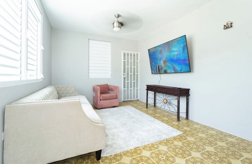 San Antonio House | Idyllic Retreat in Serene Dorado with Spa & Breakfast