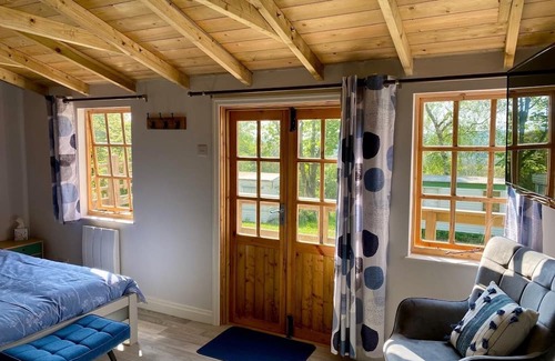 Millthorpe Cabin | Charming Cabin for Two with Kitchen in Peak District
