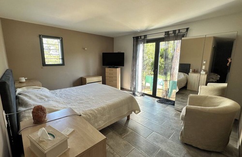 Ollieres House | Relaxing Ocean View Retreat with Private Pool & Kitchen