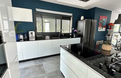 Ollieres House | Relaxing Ocean View Retreat with Private Pool & Kitchen