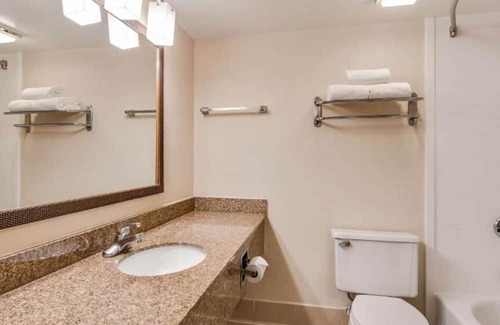 Fishers House | Unwind in Comfort with Whirlpool & Free Breakfast Suite