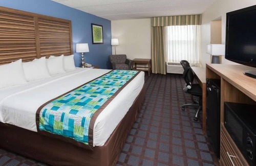Fishers House | Unwind in Comfort with Whirlpool & Free Breakfast Suite