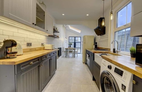 Bedford Apartment | Stylish 2-Bed House with WiFi in Central Bedford