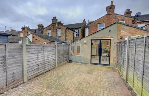 Bedford Apartment | Stylish 2-Bed House with WiFi in Central Bedford